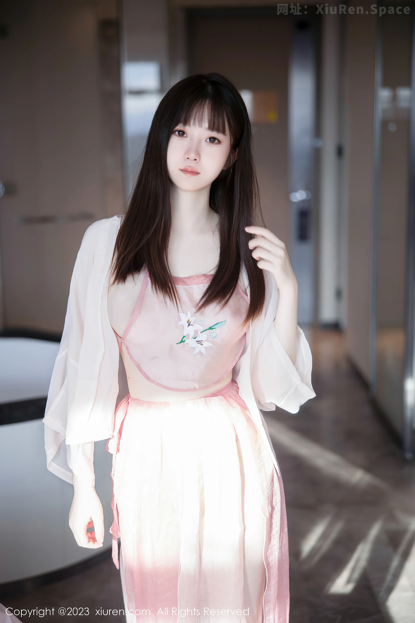 图片[2]-[XiuRen秀人网]2023.06.16 VOL.6926 林悠悠 白色透视衬衫与分色长裙与情趣肚兜性感私房写真集-秀人网官方网站